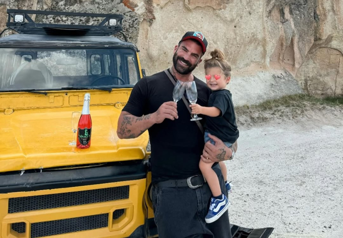 Δημήτρης Αλεξάνδρου: Matchy matchy φιγουρίνια με τον Πάρη για να πάνε σε γάμο και καμαρώνει το «κουκλάκι» του