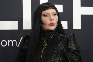 Η Makeup Artist της Lady Gaga δίνει τα καλύτερα tips για ένα Coachella-Proof Μακιγιάζ