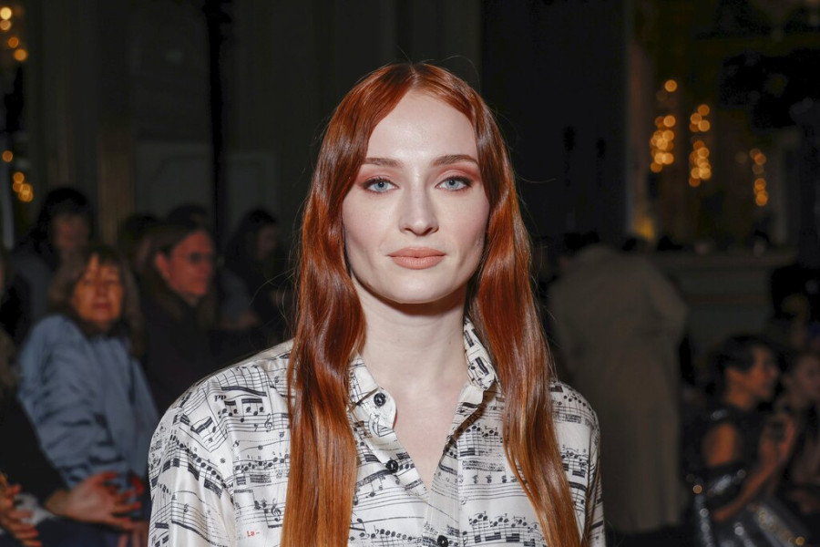 Η Sophie Turner αλλάζει χρώμα μαλλιών και γίνεται μελαχρινή για να ενσαρκώσει τη Lara Croft