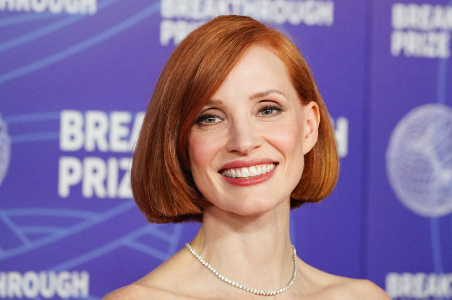 Η Jessica Chastain υιοθετεί ένα καρέ μεσαίου μήκους και η μεταμόρφωση είναι εντυπωσιακή