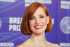 Η Jessica Chastain υιοθετεί ένα καρέ μεσαίου μήκους και η μεταμόρφωση είναι εντυπωσιακή