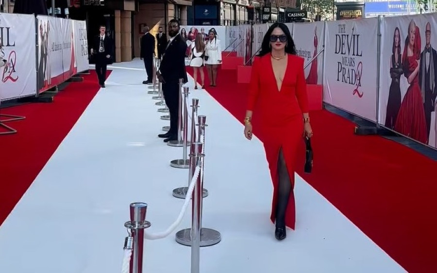 Ζενεβιέβ Μαζαρί: Iconic day στο red carpet της πρεμιέρας της ταινίας Devil Wears Prada 2 στο Λονδίνο