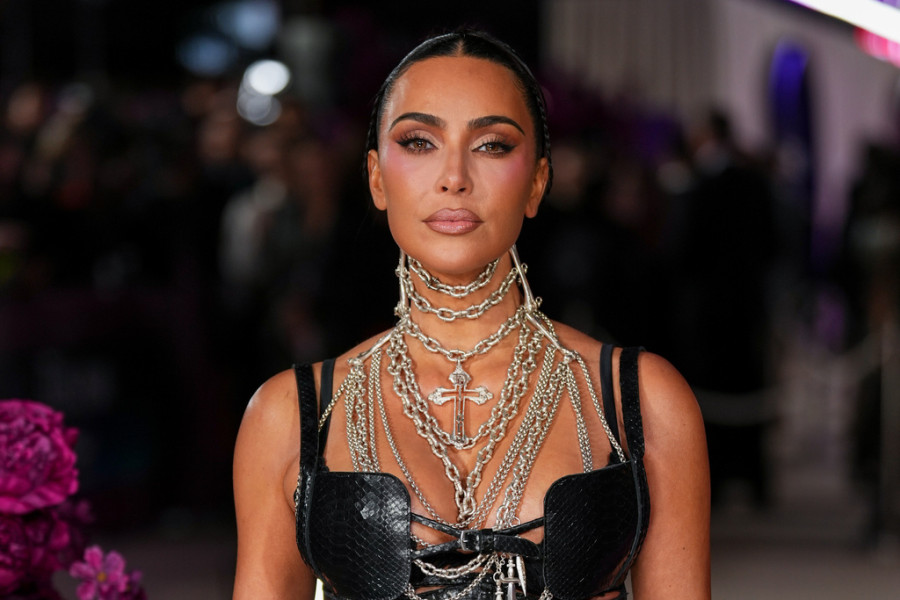 Το εορταστικό glam της Kim Kardashian έχει καταλάβει μόνιμη θέση στο μυαλό μας