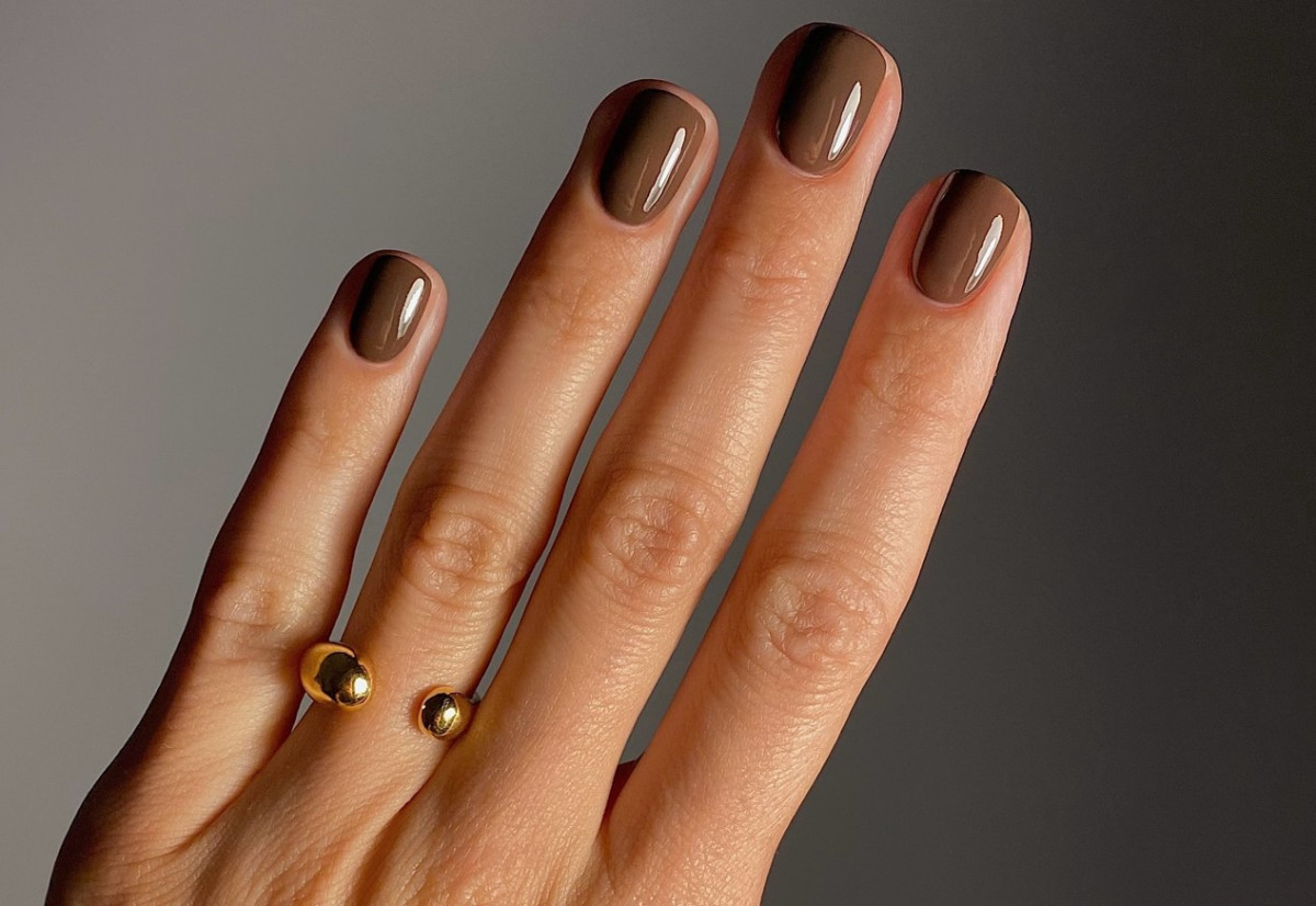 Brown manicure 2025: 5 trendy αποχρώσεις που ξεφεύγουν από το κλασικό σοκολατί