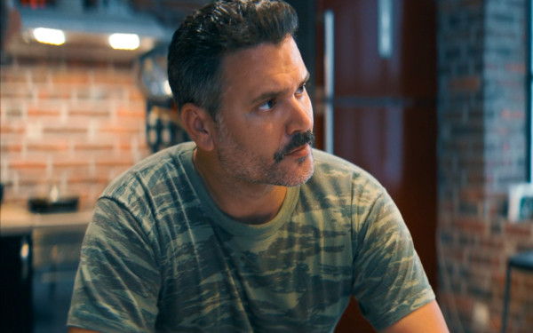 Γιατί ρε πατέρα: Ο Μιχαήλος τσιμπάει με το σημείωμα και παρακολουθεί τον Νίκο