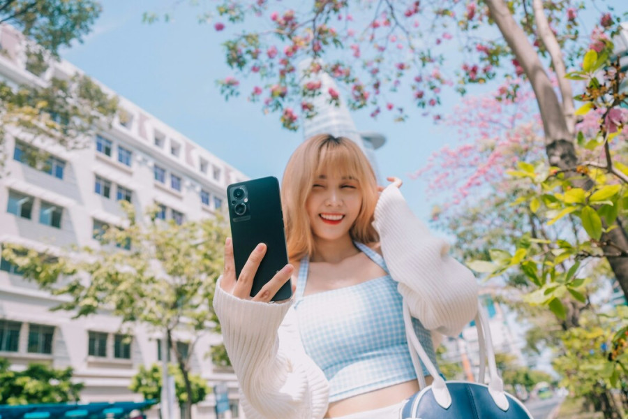 Εσύ ξέρεις πώς λειτουργεί το εφέ του καθρέφτη στις selfies; Αν όχι, ήρθε η ώρα να μάθεις!