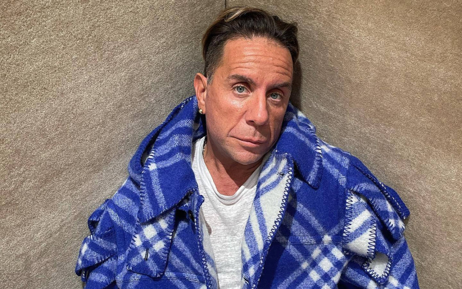 Άπαιχτος Γιώργος Μαζωνάκης, βγήκε και κέρασε σφηνάκια όσους περίμεναν έξω από το μαγαζί