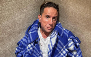 Άπαιχτος Γιώργος Μαζωνάκης, βγήκε και κέρασε σφηνάκια όσους περίμεναν έξω από το μαγαζί