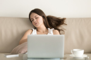 Coffee naps: Πίνεις καφέ και αμέσως κοιμάσαι για 20 λεπτά και υποτίθεται ότι ξυπνάς καλύτερα