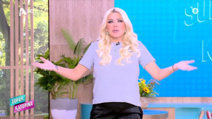 Υπερασπίστηκε τον σκηνοθέτη της για το σάντουιτς η Καινούργιου: «Πάτε καλά; Δεν ντρέπεστε;»