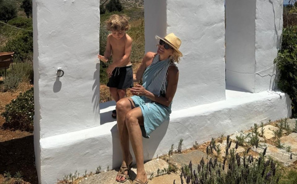 Τζένη Μπαλατσινού: Ποζάρει στον φακό του συζύγου της σε καμπαναριό της Πάτμου με τον γιο τους που γιορτάζει