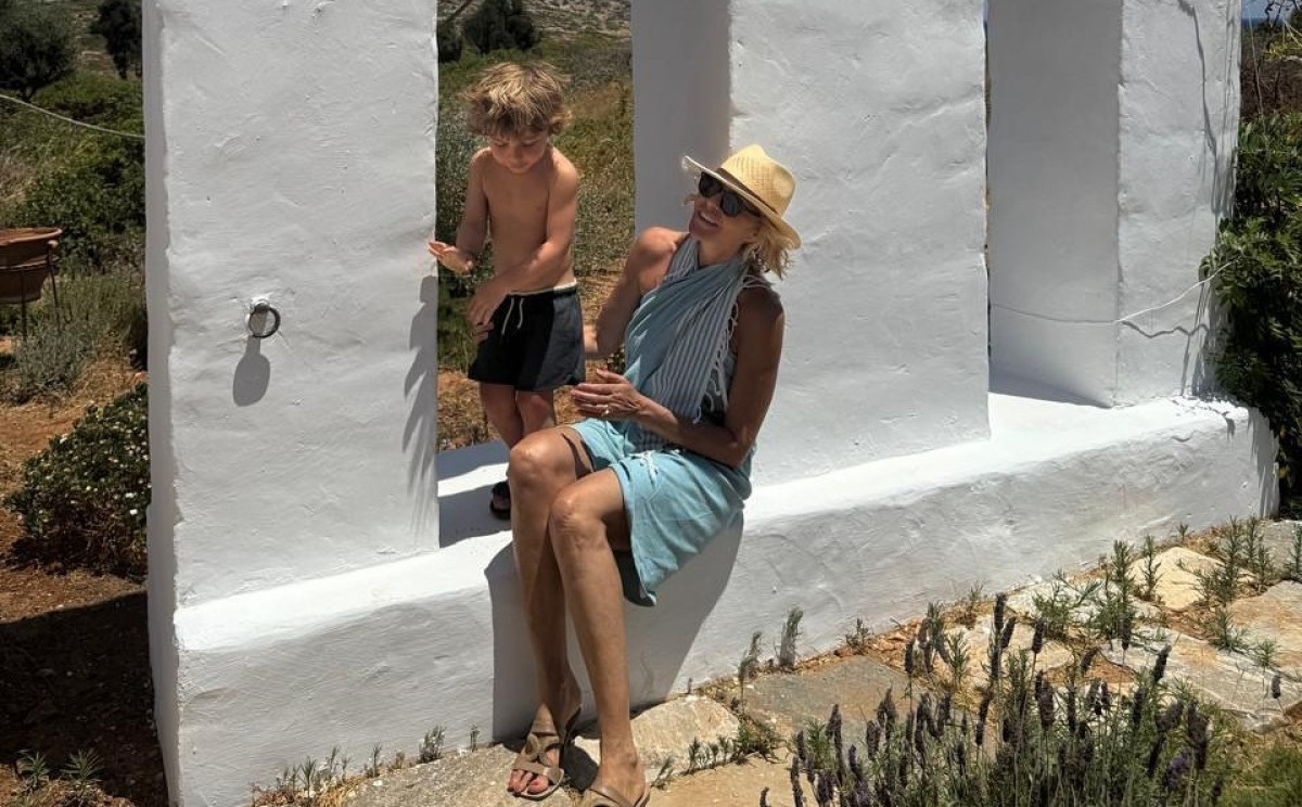 Τζένη Μπαλατσινού: Ποζάρει στον φακό του συζύγου της σε καμπαναριό της Πάτμου με τον γιο τους που γιορτάζει