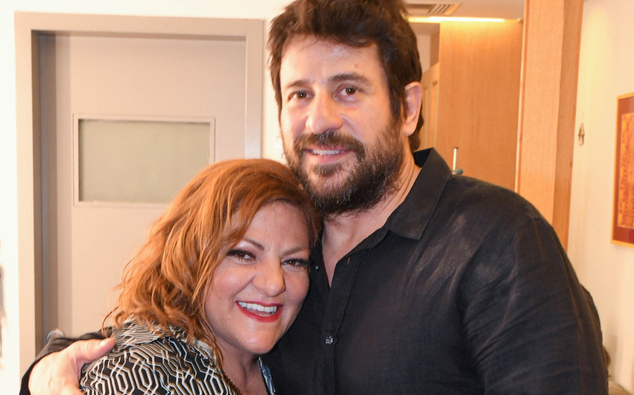 J2US: Το σημάδι που έκανε η Σταυροπούλου στον Γεωργούλη μη και τον κοιτάξει άλλη (Αποκλειστικό βίντεο)