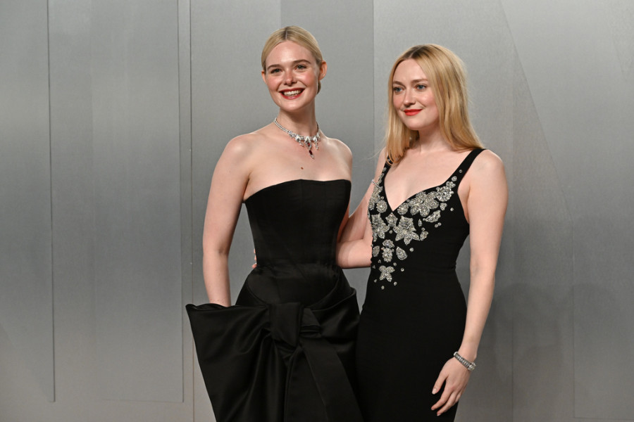 Η Dakota Fanning είναι πανευτυχής μετά τις υποψηφιότητες για Emmy της ίδιας και της αδελφής της, Elle