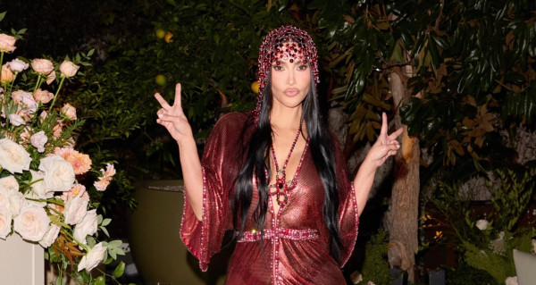 Kim Kardashian: Γενέθλια υπερπαραγωγή με δύο εκθαμβωτικά looks, διάσημες καλεσμένες και μια τούρτα που έκλεψε την παράσταση