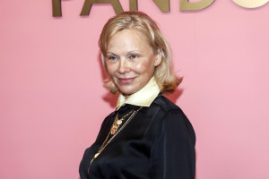 «Δεν θέλω να μοιάζω με κανέναν άλλον. Μόνο με εμένα» - Η Pamela Anderson μιλά για τη σχέση της με την ομορφιά και το no-makeup look