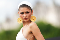 «Η ουσία της Αθηνάς»: Η Zendaya τιμά τη νέα συλλογή του Jacquemus με ένα άψογο λευκό φόρεμα