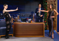 Τι είναι το Posh style; Η Victoria Beckham και η Lily Collins αποκαλύπτουν τους βασικούς του κώδικες