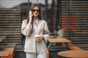 Blazer με στρογγυλή λαιμόκοψη: Η elegant εναλλακτική αν δεν σου πάνε τα πέτα