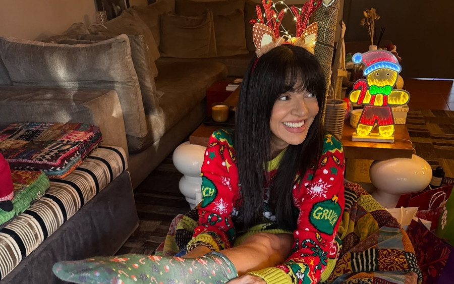 Μαρία Σολωμού: Ντύθηκε...Χριστούγεννα από την κορυφή ως τα νύχια (κυριολεκτικά)