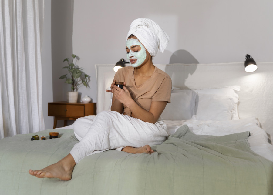 Οι overnight masks είναι η τάση που εγκρίνουν οι δερματολόγοι και λατρεύουμε αυτή τη σεζόν