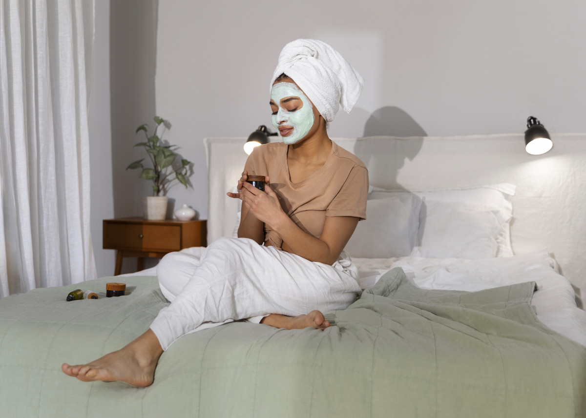 Οι overnight masks είναι η τάση που εγκρίνουν οι δερματολόγοι και λατρεύουμε αυτή τη σεζόν