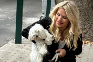 Μενεγάκη: Όσο οι άλλοι &quot;σκοτώνονται&quot; για την τηλεθέαση, εκείνη βγάζει βόλτα τον σκύλο και εύχεται