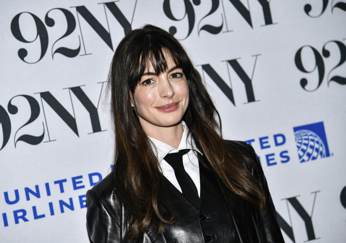 Η Anne Hathaway επαναφέρει με στυλ το πιο αμφιλεγόμενο fashion trend των 2000s