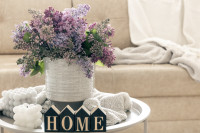 DIY: Πώς να ανακυκλώσετε κομμάτια ταπετσαρίας σε ένα διακοσμητικό βάζο