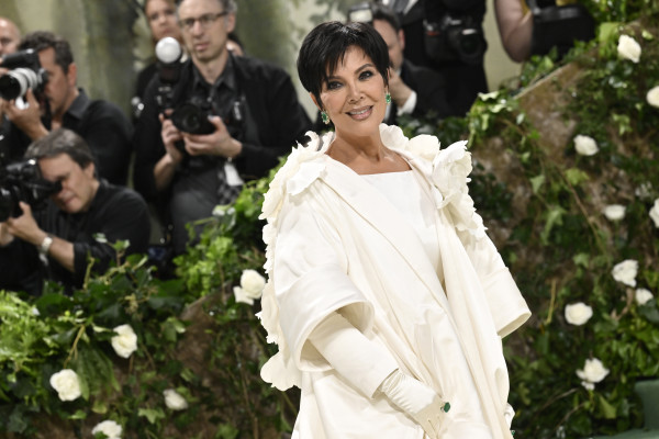 Η Kris Jenner με το νέο της κούρεμα είναι ίδια οι κόρες της