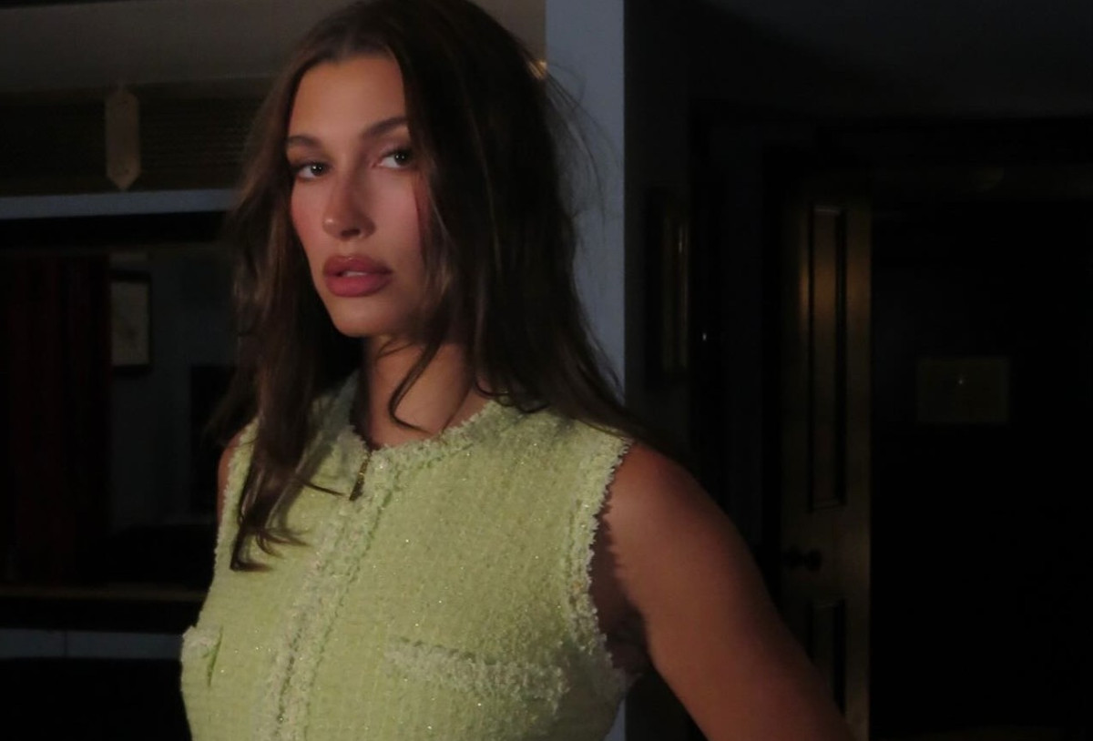 Messy look με τουφάκια που πλαισιώνουν το πρόσωπο: Η Hailey Bieber επαναφέρει αυτό το εμβληματικό σινιόν των 90s