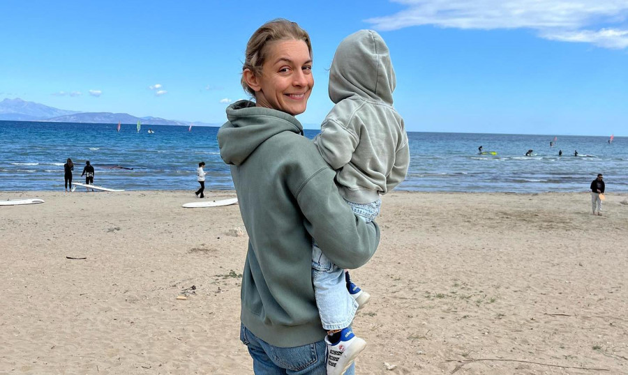 Γιούλικα Σκαφιδά: Πέρασε τη γιορτή της στην παραλία μαθαίνοντας τον γιο της "surf"