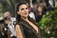 Η Kendall Jenner αποδεικνύει ότι το sheer dress trend είναι και πάλι «Ιn» στην πασαρέλα του Paris Fashion Week