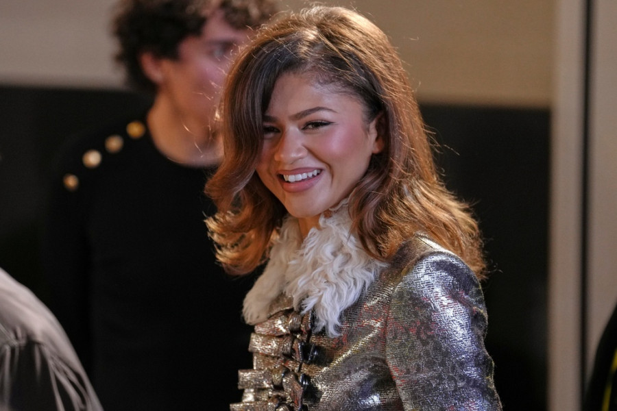 Η Zendaya φόρεσε ένα μίνι μεταλλικό φόρεμα στην Εβδομάδα Μόδας του Παρισιού