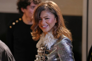 Η Zendaya φόρεσε ένα μίνι μεταλλικό φόρεμα στην Εβδομάδα Μόδας του Παρισιού