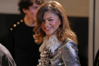 Η Zendaya φόρεσε ένα μίνι μεταλλικό φόρεμα στην Εβδομάδα Μόδας του Παρισιού