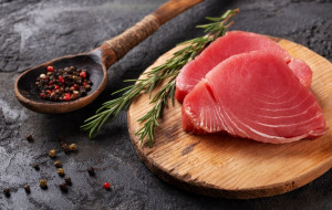 Μεταξύ ωφελειών και κινδύνων, πόσο τόνο πρέπει πραγματικά να καταναλώνετε την εβδομάδα;