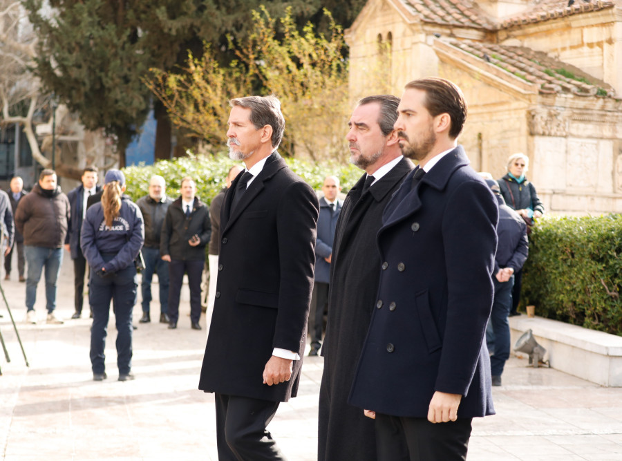 Πριγκίπισσα Ειρήνη: Οι τρεις γιοι του τέως στη Μητρόπολη - Το χειροφίλημα του Παύλου στη θεία του και ο χαιρετισμός του βασιλικού ζεύγους της Ισπανίας