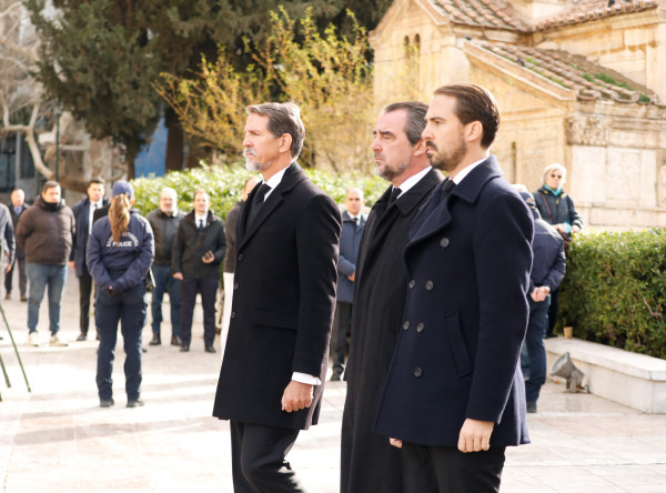Πριγκίπισσα Ειρήνη: Οι τρεις γιοι του τέως στη Μητρόπολη - Το χειροφίλημα του Παύλου στη θεία του και ο χαιρετισμός του βασιλικού ζεύγους της Ισπανίας