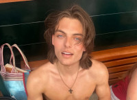 Damian Hurley: Πέρασε (καλά) από τη Μύκονο αλλά ήπιε το αμίλητο νερό όταν είδε κάμερα