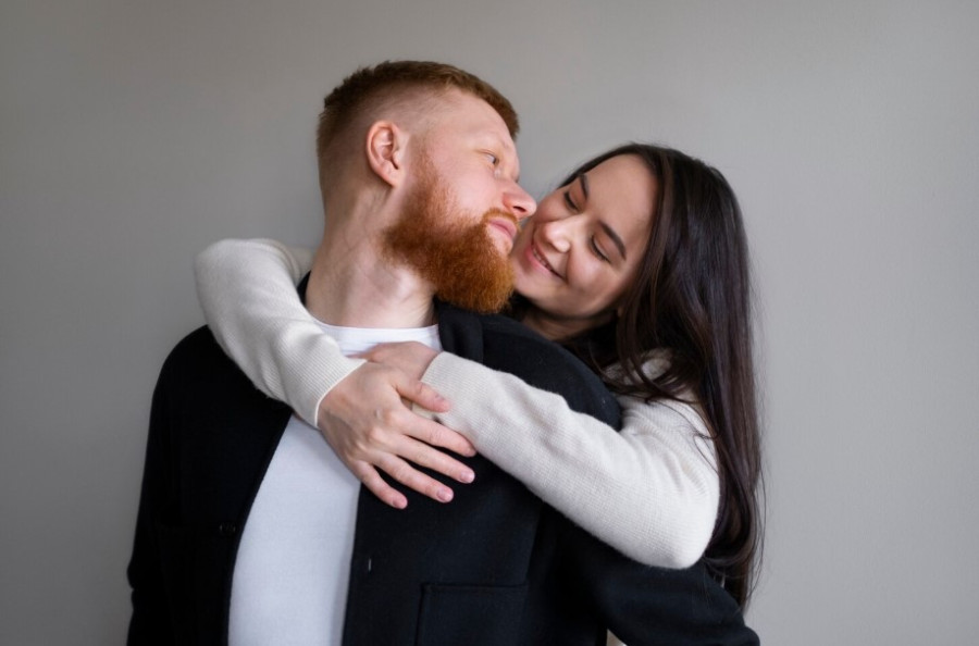 Τι θα γινόταν αν η έλλειψη σωματικής τρυφερότητας σε μια σχέση οδηγούσε στην απιστία;