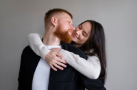 Τι θα γινόταν αν η έλλειψη σωματικής τρυφερότητας σε μια σχέση οδηγούσε στην απιστία;