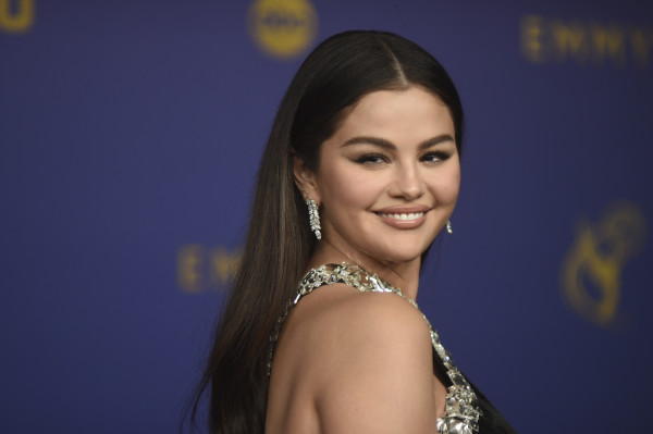 Το Pink Sherbet Manicure της Selena Gomez είναι η πιο γλυκιά ανοιξιάτικη έμπνευση