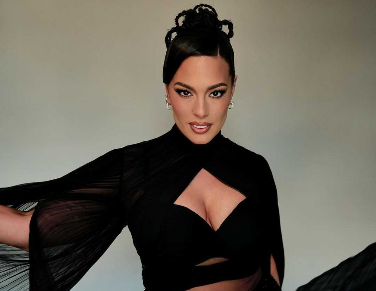 Ashley Graham: Τη ρώτησαν για την άβολη στιγμή με τον Hugh Grant κι εκείνη τον "έσφαξε με το γάντι"