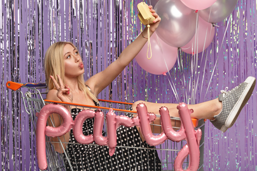 Αποφάσισες αυτές τις γιορτές να μην βάλεις τακούνια αλλά sneakers; Τρεις τρόποι να σου πουν μπράβο για το styling