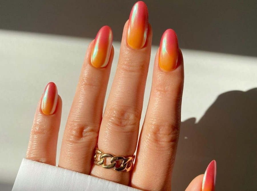 Το “sunset nail” trend φέρνει τη χρυσή ώρα στα άκρα σου