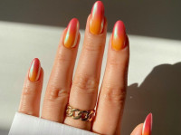 Το “sunset nail” trend φέρνει τη χρυσή ώρα στα άκρα σου