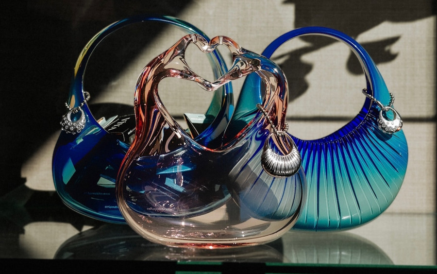 Οι πιο απίθανες τσάντες που θα δεις φέτος είναι από κρύσταλλο