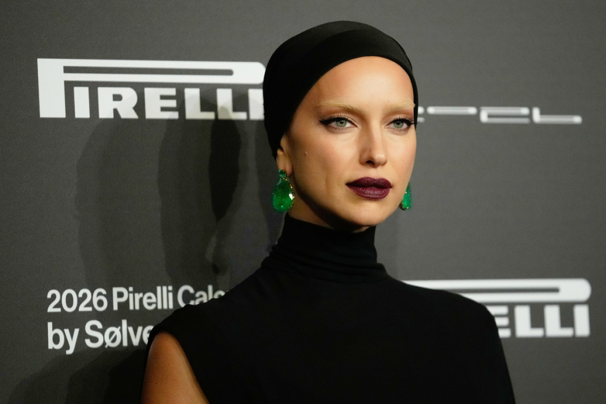 Όπως η Bella Hadid, έτσι και η Irina Shayk ορκίζεται σε αυτή τη σκανδιναβική συνήθεια για πιο «ανασηκωμένη» επιδερμίδα