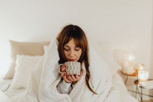 Η εποχή του «slow morning» επέστρεψε: 7 τρόποι να κάνεις τα πρωινά του Σαββατοκύριακου λίγο πιο όμορφα
